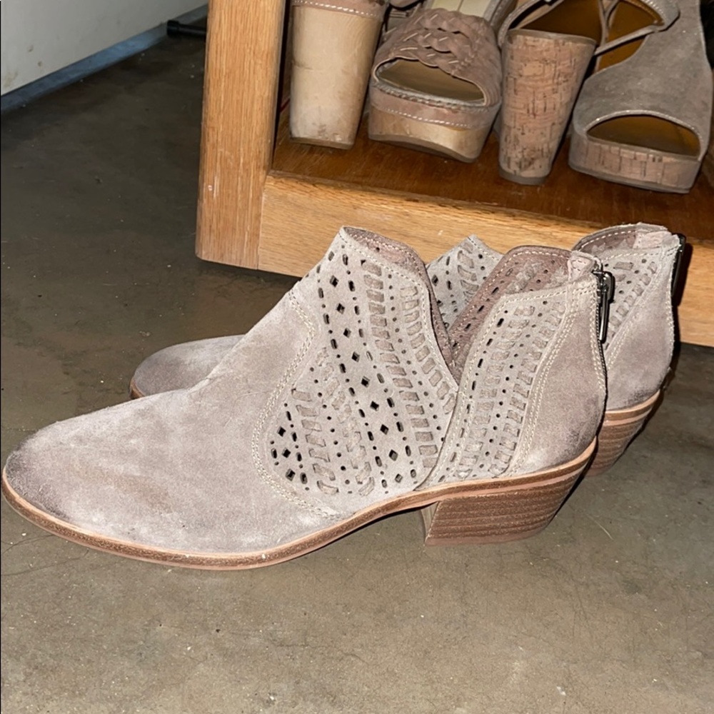 NWOT Vince Camuto Prasata Suede Taupe bootie 9